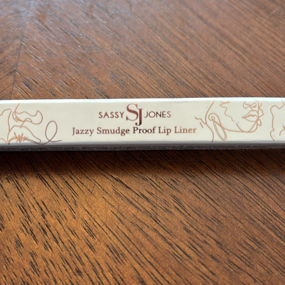 Sassy Jones Maasai Palette with Bold Colors, Makeup Remover Wipes, Lip Liner - Picture 10 of 10